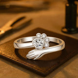 Säädettävä tassunmuotoinen sormus sterlinghopeaa – käsi tassussa -kuvio